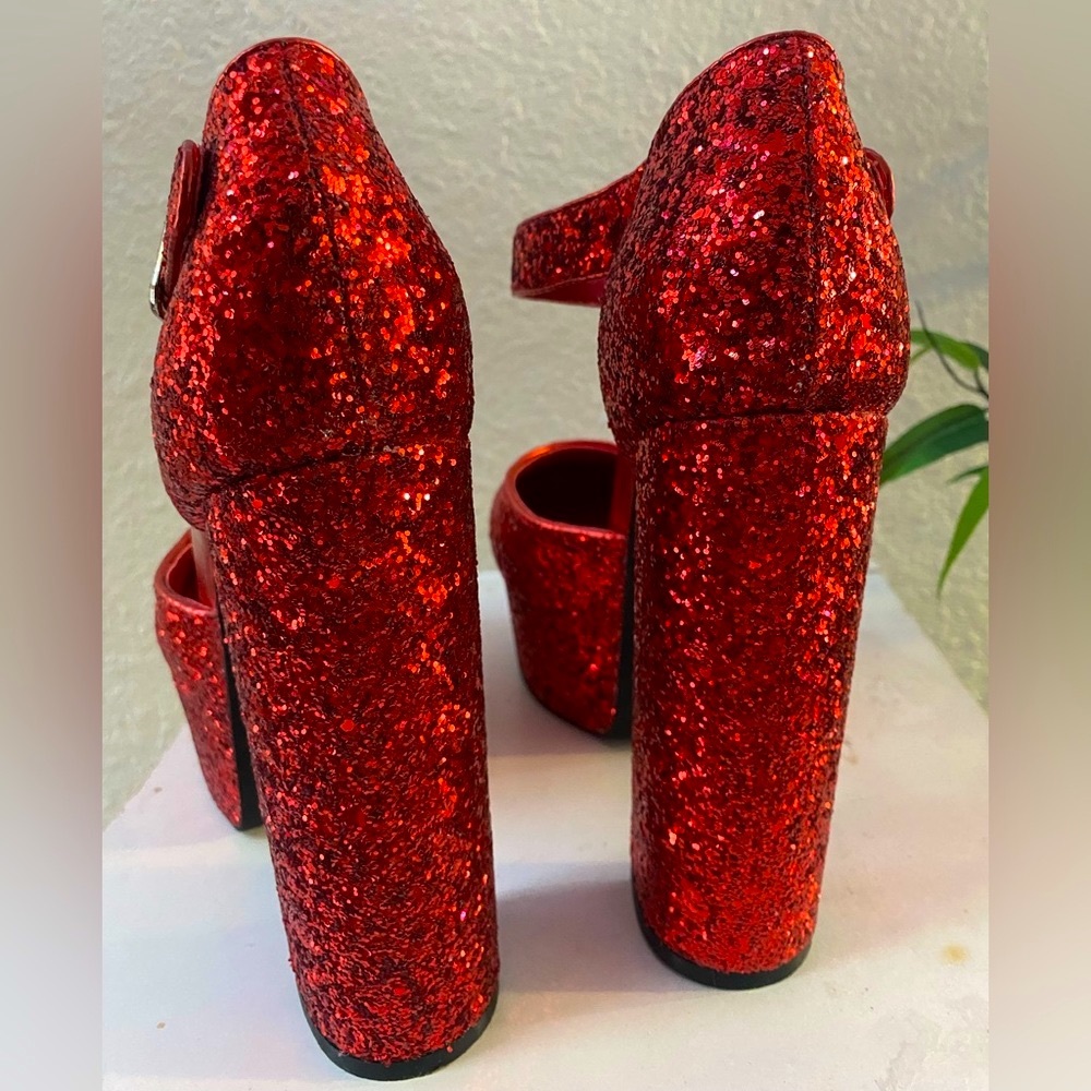 Red Heels 👠 - Picture 7 of 12
